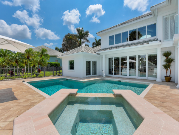 Very Short walk to the beach in the Moorings Naples area